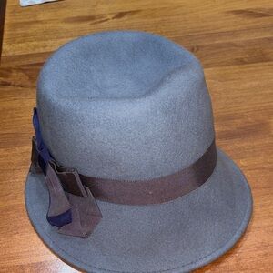 Blue Fedora Hat with Ribbon Accent.
It’s very good condition.